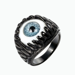 Macro-opname van een gothic punk ring met een realistische blauwe oogbol in een zwarte klauw