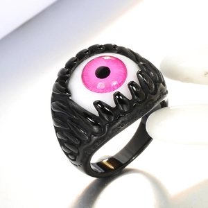 Detailopname van een gotische punkring met een realistisch roze oogbal op een zwarte band