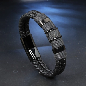 Détail d'un bracelet en cuir tressé pour homme avec boucle magnétique noire et perles