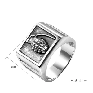 Vue détaillée d'une bague vintage en acier pour homme avec largeur 15mm et poids 12,4g