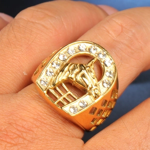 Detailaufnahme des Herren Goldrings mit Hufeisenform und weißen Zirkonia-Steinen