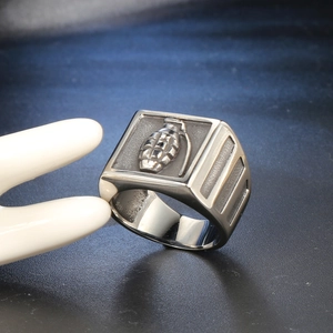 Bague vintage en acier inoxydable argenté pour hommes avec motif grenade en relief 3D