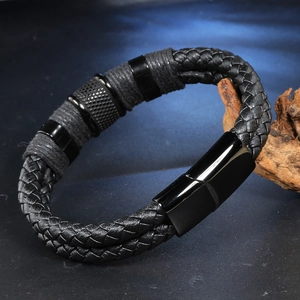 Bracelet pour homme en cuir noir tressé avec fermoir magnétique et détails en métal noir