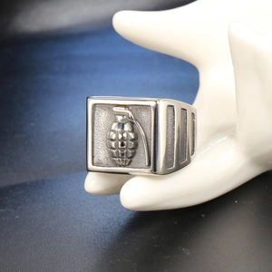 Bague grenade vintage pour hommes en acier inoxydable avec gravure style punk