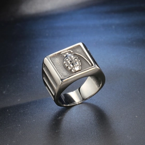 Bague carrée vintage en acier inoxydable pour homme avec motif de grenade en relief