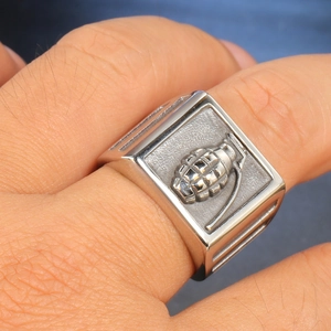 Détail d'une bague pour homme en acier inoxydable avec relief de grenade 3D et style punk