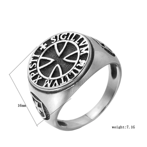 Dettaglio dell'anello a sigillo da 16mm in acciaio con croce di Malta e scritte in latino