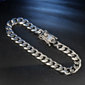 Bracelet gourmette en acier inoxydable argenté poli avec fermoir carré gravé sur fond noir