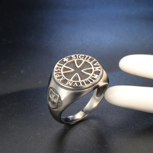 Anello con sigillo vintage dei Cavalieri Templari in acciaio con croce e incisione latina
