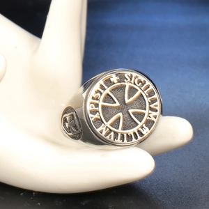 Anello con sigillo vintage in acciaio con croce templare e iscrizione latina incisa
