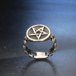 Top view of men's punk star ring with vintage silver finish and chain style band