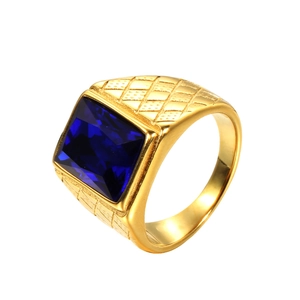 Dettaglio anello da uomo dorato con gemma blu quadrata e finitura trapuntata