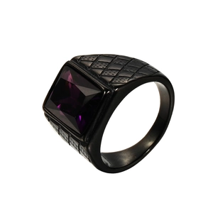 Dettaglio di anello vintage con gemma viola rettangolare e fascia nera strutturata