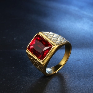 Dettaglio di un anello a sigillo vintage dorato con una grande pietra rossa rettangolare