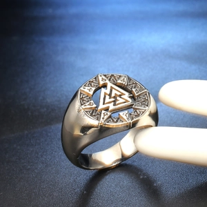 Bague Viking Valknut vintage en acier inoxydable avec runes et finition argent antique