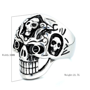 Men's vintage gothic skull ring in stainless steel with detailed 30mm skull engraving