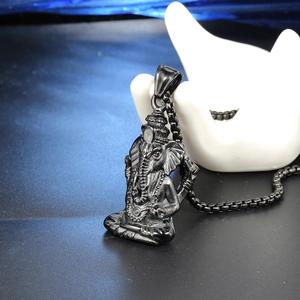 Détail du pendentif Ganesha en métal noir avec chaîne robuste sur support main d'art