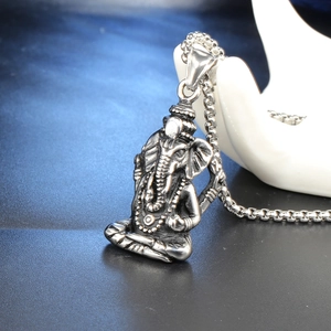 Gros plan du pendentif Ganesha en acier inoxydable vintage avec gravures détaillées