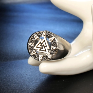 Gros plan du symbole Viking Valknut gravé sur la bague chevalière en acier titane pour hommes