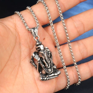Vue détaillée du pendentif Ganesha argenté vintage sur une chaîne à maillons
