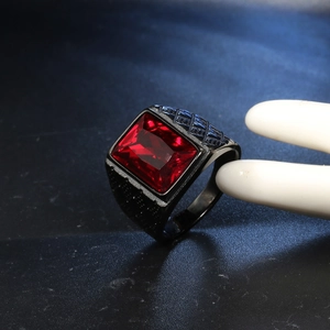 Dettaglio macro dell'anello da uomo con gemma rossa rettangolare e trama blu