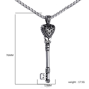 Détail d'un pendentif clé vintage de 76 mm en acier inoxydable avec gravure de cœur