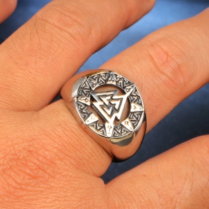 Bague Valknut viking pour homme en acier inoxydable argenté avec motifs géométriques gravés