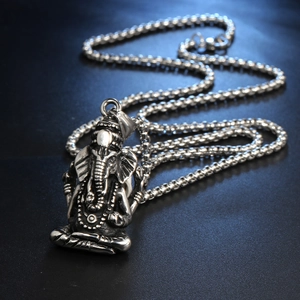 Pendentif Ganesha hip-hop pour homme en acier inoxydable vintage sur fond texturé sombre