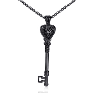 Collier pour homme avec pendentif clé gothique noire en acier et détail de cœur