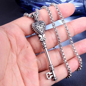 Pendentif clé cœur vintage en acier inoxydable avec gravure filigrane et chaîne à mailles