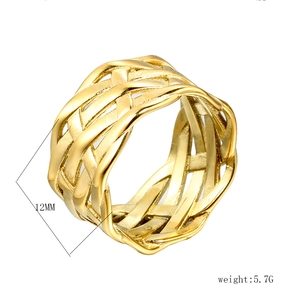 Detail eines 12mm breiten goldenen Edelstahlrings mit Maschendesign und 5,7g Gewicht