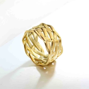 Detailansicht des geschichteten goldenen Netzgewebe-Designs eines Herren-Edelstahlrings