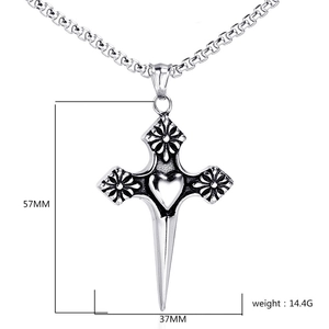 Détail du pendentif croix vintage avec gravure de cœur et dimensions 57mm par 37mm