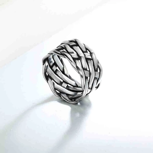 Details des geflochtenen Hohl-Designs des Edelstahl-Rings im Vintage-Kettenstil