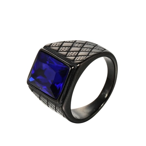 Anello vintage da uomo in titanio nero con grande gemma blu quadrata e fascia incisa