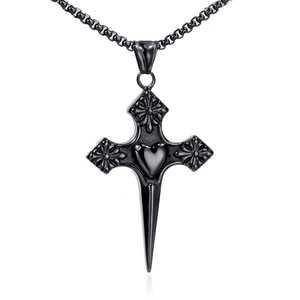 Collier croix gothique en acier inoxydable noir avec pendentif cœur et détails gravés