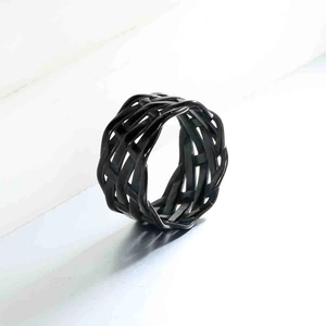 Detailansicht eines schwarzen Herrenrings aus Edelstahl mit Ketten-Flechtstruktur