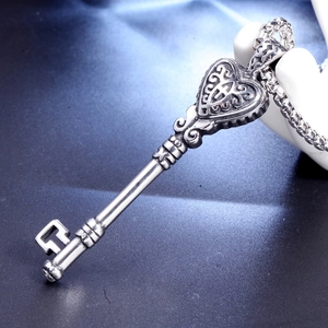 Pendentif clé cœur vintage en acier inoxydable avec filigrane orné sur chaîne argentée
