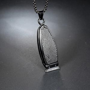 Pendentif tondeuse à cheveux en acier inoxydable avec texture moletée pour homme chic