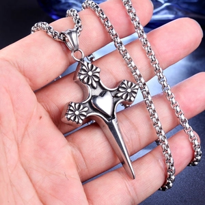 Pendentif croix gothique en acier inoxydable avec cœur central et chaîne à mailles