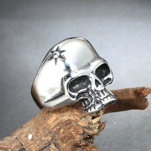 Bague tête de mort en acier inoxydable style punk avec gravure d'étoile sur bois