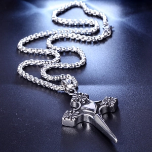 Collier croix en acier argenté avec reliefs floraux et cœur sur chaîne box