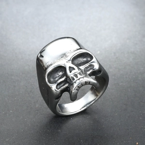 Bague crâne gothique en acier inoxydable pour homme avec détails sculptés et fini argent