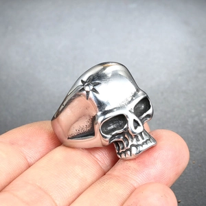 Bague tête de mort gothique en acier inoxydable avec étoile latérale vue en main