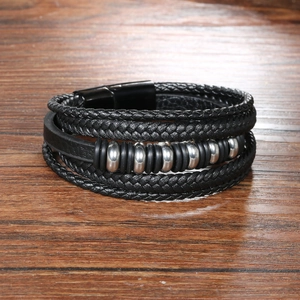 Gros plan du bracelet multicouche en cuir tressé noir avec perles et fermoir magnétique
