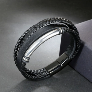 Mehrlagiges schwarzes Lederarmband für Herren mit silberner Metallplatte und Magnetverschluss
