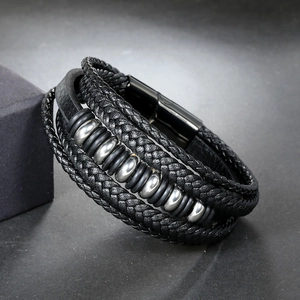 Bracelet multicouche en cuir noir pour homme avec perles argentées et fermoir magnétique