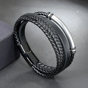 Mehrlagiges schwarzes Lederarmband für Herren mit silbernen Stahlelementen und Magnetverschluss