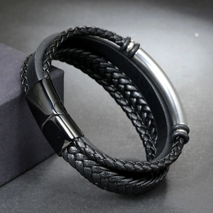 Detailansicht eines mehrlagigen Lederarmbands mit silbernem Edelstahlsteg und Magnetverschluss