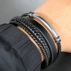 Mehrlagiges Herren-Lederarmband in Schwarz mit Magnetverschluss aus Edelstahl und Metallrohren